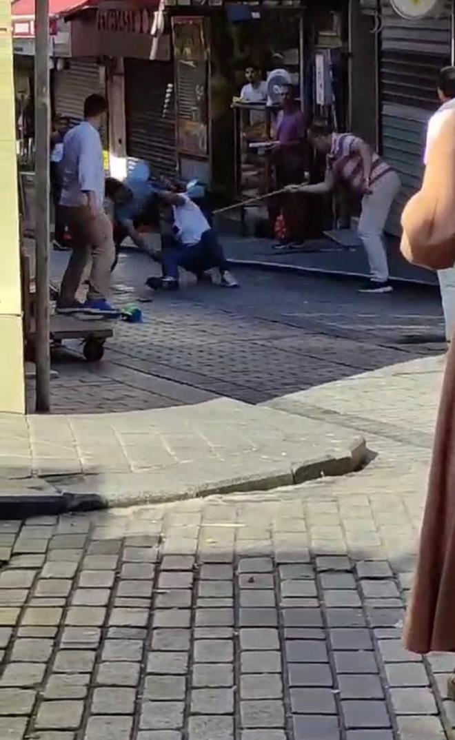 Fatih?te zabta ve esnaf, kendilerine bak eken yabanc uyrukluyu dvd.    Olay, sabah saatlerinde Fatih Ali Kuu Mahallesi?nde meydana geldi.