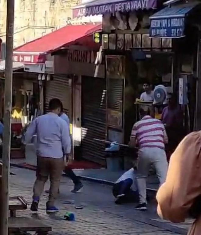 Sokak zerinde esnaflk yapan Devran Ylmaz, ?Evde seslerini duyunca darya baktm. Adam kat. Kamasna ramen tekrardan yakalayp arabaya bindirdiler ve gtrdler.? dedi.