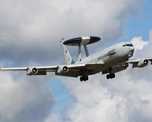 Boeing E-3 707 uak gvdesi kullanlarak ina edilen AWACS, stnde tad radar ekipmanyla kolayca tannyor.