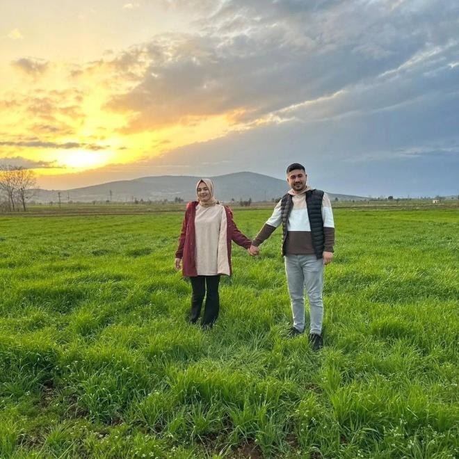 Severek evlendii kocas iin "Ben yolumu kalbinde buldum" diye paylam yapan Bra Akpnar'a, mit Mutlu Akpnar'n, "Glnle hayatma baharlar ayor. Mutlu Bra" diyerek cevap verdii grld.