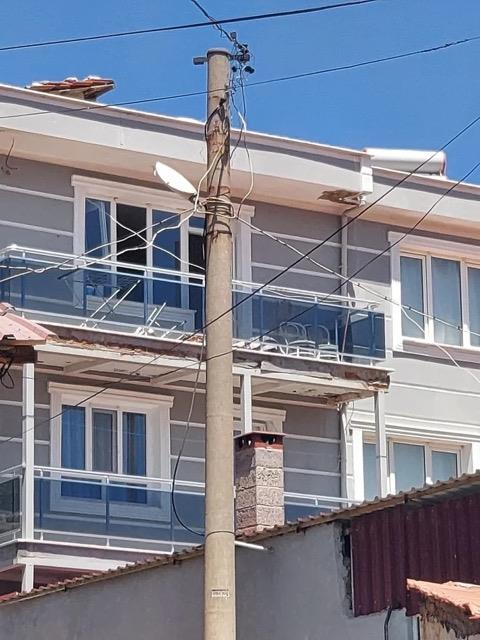 Balkonda yakalayp katletti<br>    Yeni evli ift arasnda velayet nedeniyle kan tartmann bymesi sonucu, inaat iisi olan mit Mutlu Akpnar, "kiniz geberteceim" diyerek, eline geirdii bakla eini ve vey ocuunu kovalad. ocuunu kucana alan anne balkona doru hareket ettii esnada onlar yakalayan mit Mutlu Akpnar, elindeki bakla eine ve ardndan 4 yandaki ocua ba saplad.