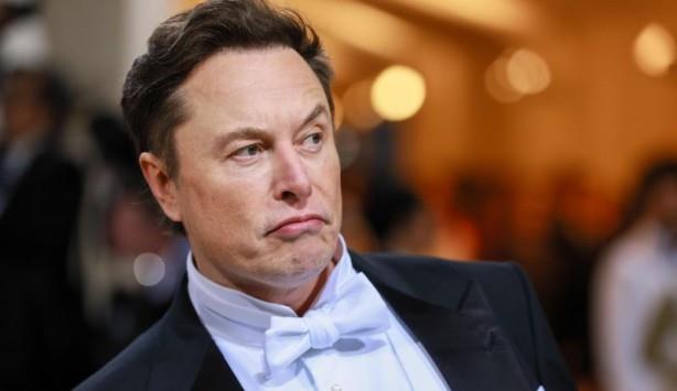 Twitter (X), Elon Musk ynetiminde yeni zellikler almaya devam ediyor.      Farkl kategorilerden binlerce paylama ev sahiplii yapan Twitter iin yapay zeka tabanl arama zellii yolda.