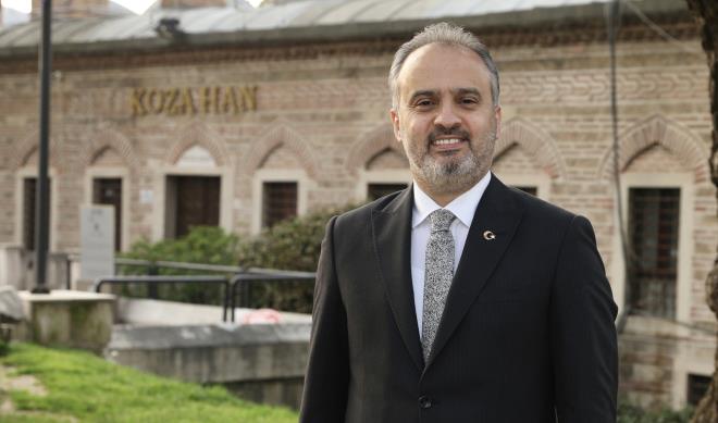 Bursa?nn kalbi olan Tarihi ar ve Hanlar Blgesi?nde yllarn hayali olan 38 binay ykp, restorasyonla Sarc Sungur Mescidini gn yzne karan Bykehir Belediyesi, artk daha grnr hale gelen tarihi hanlarda da restorasyon almalarna balad. nne bir meydan kazandrlan Bakrclar ars da d cephesinden atya kadar tmyle aslna uygun hale getiriliyor.
