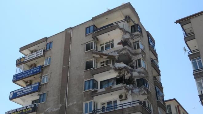 Turgut Temelli Caddesi alt kavanda bulunan Al  Merkezi?nin iddiaya gre ar hasarl olduu dnlerek ykmna baland.    Ancak ubat aynda ykm balar balamaz itiraz zerine durduruldu ve sonrasndaki hasar tespit raporlarnda binaya az hasarl raporu verildi.    Ykm durduruldu ama binann 4 balkonunda ksmi ykm yapld iin oluan grnt tehlike samaya devam ediyor.