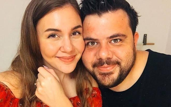 Eser Yenenler'in fazla kilolarndan kurtulmak iin yapt parti sosyal medyada olay oldu. Berfu Yenenler'in ei ve ocuklar ile  'Eser'in imanla veda partisindeyiz' fotoraf herkesi gldrd. te Eser ve Berfu Yenenler'in imanla veda partisi...