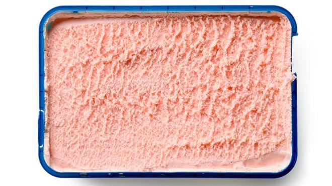 Yaz aylarnda sk sk tketilebilen dondurma, evlerde de birka malzemeyle pratik bir ekilde hazrlanabiliyor. Ayrca farkl malzemelerle hazrlanabilen dondurma, ilekli olduunda adeta damaklardan silinmeyecek bir lezzeti de oluturabiliyor. Bu nedenle pek ok kiinin serinlemek iin arad lezzet gibi de grlebiliyor.