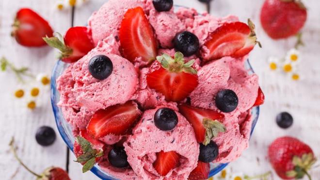 1 kg ilek, 2 adet muz, 2 yemek ka bal, 1 ay barda st ve 2 yemek ka eker.