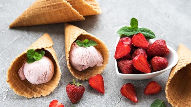 ilekli dondurma tarifi, yaz aylarnda serinlemek isteyen pek ok kii tarafndan aratrlabiliyor. Nitekim hem lezzetli olabilen hem de serinlik hissi salayabilen ilekli dondurma, istee bal olarak eitli sunum tarzlaryla da ortaya kartlabiliyor.