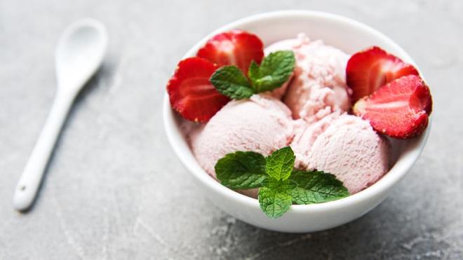 Meyveler iyi bir ekilde ykanr ve kp eklinde doranr. Sonra buzlua koyulur ve dondurulur. Akabinde donan meyveler robota alnr. Sonra meyvelerin zerine 1 ay barda stte eritilen eker ile bal ilave edilir. Akabinde ilekli dondurma kvamn aldktan sonra ilem tamamlanm olur. Sonrasnda hazrlanan ilekli dondurma tarifi afiyetle tketilebilir ya da daha sonrasnda tketilmek zere buzlua kaldrlabilir.