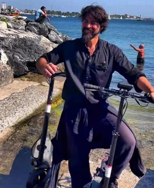 Arkadalaryla Kadky'de video eken Uur Pekta'a "Murak komiser Arka Sokaklar'a dn", "ok yakklsn", Adam hl ok cool" yorumlar geldi.