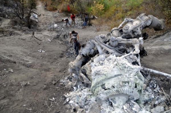 Hatay'n Yaylada ilesine bal Topraktutan kynn karsnda Suriye tarafnda den helikopterin dalk ve ormanlk alandaki enkazna ulald.