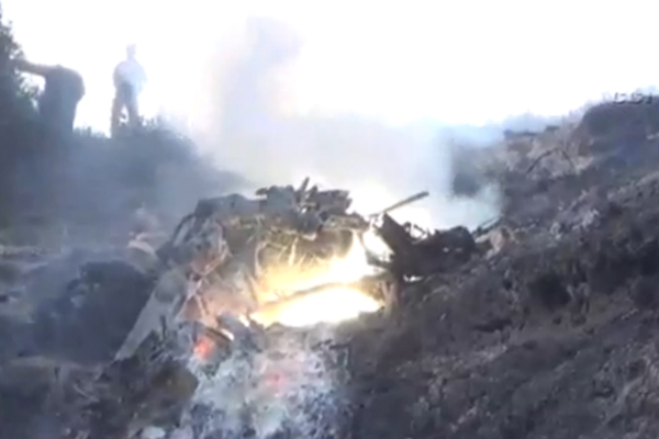 Drlen helikopterin enkazna muhalifler ulat. te helikopterden geriye kalanlar;