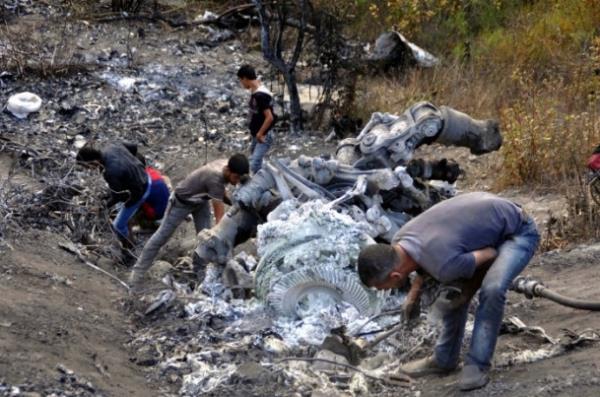 Hatay'n Yaylada ilesine bal Topraktutan kynn karsnda Suriye tarafnda den helikopterin dalk ve ormanlk alandaki enkazna ulald.