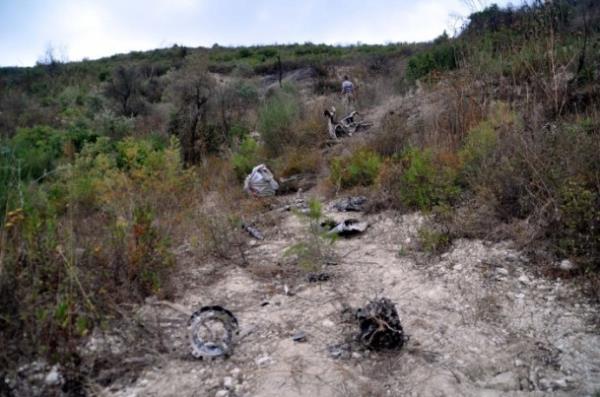 Hatay'n Yaylada ilesine bal Topraktutan kynn karsnda Suriye tarafnda den helikopterin dalk ve ormanlk alandaki enkazna ulald.