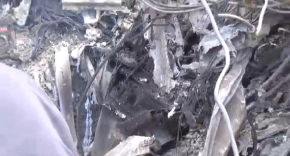 Drlen helikopterin enkazna muhalifler ulat. te helikopterden geriye kalanlar;