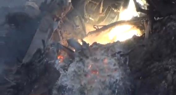 Drlen helikopterin enkazna muhalifler ulat. te helikopterden geriye kalanlar;