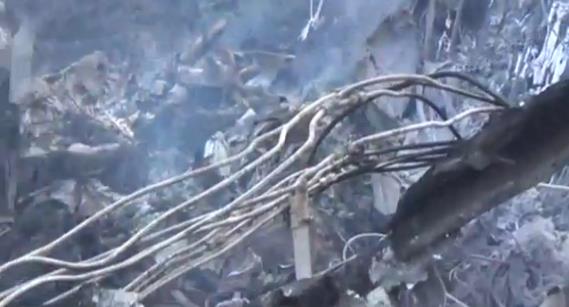 Drlen helikopterin enkazna muhalifler ulat. te helikopterden geriye kalanlar;