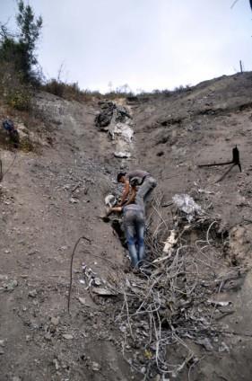 Hatay'n Yaylada ilesine bal Topraktutan kynn karsnda Suriye tarafnda den helikopterin dalk ve ormanlk alandaki enkazna ulald.