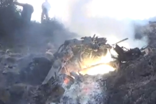 Drlen helikopterin enkazna muhalifler ulat. te helikopterden geriye kalanlar;