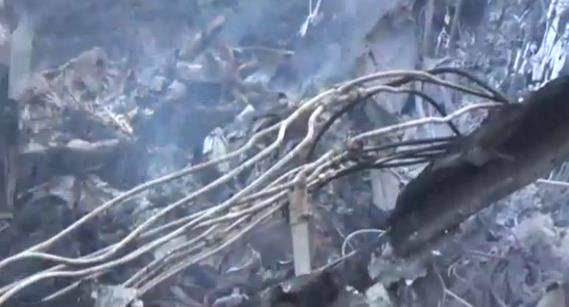 Drlen helikopterin enkazna muhalifler ulat. te helikopterden geriye kalanlar;