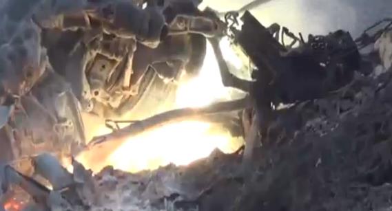 Drlen helikopterin enkazna muhalifler ulat. te helikopterden geriye kalanlar;