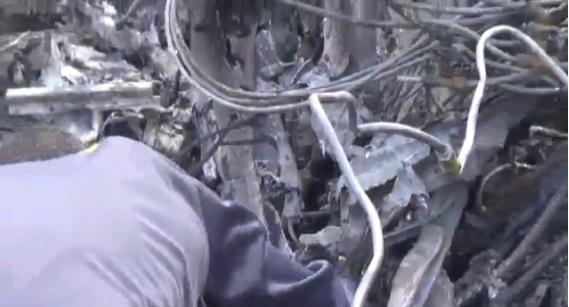 Drlen helikopterin enkazna muhalifler ulat. te helikopterden geriye kalanlar;