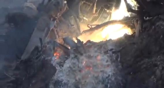 Drlen helikopterin enkazna muhalifler ulat. te helikopterden geriye kalanlar;