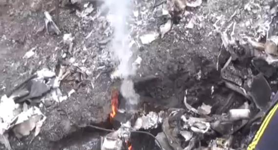 Drlen helikopterin enkazna muhalifler ulat. te helikopterden geriye kalanlar;