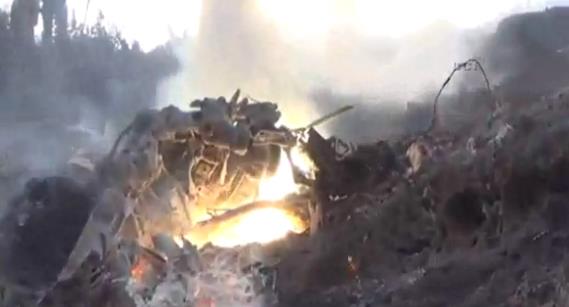 Drlen helikopterin enkazna muhalifler ulat. te helikopterden geriye kalanlar;