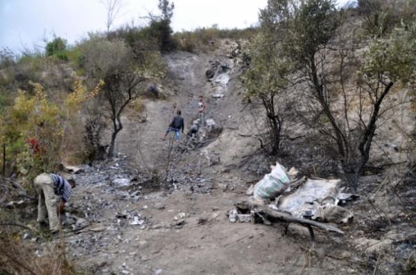 Hatay'n Yaylada ilesine bal Topraktutan kynn karsnda Suriye tarafnda den helikopterin dalk ve ormanlk alandaki enkazna ulald.