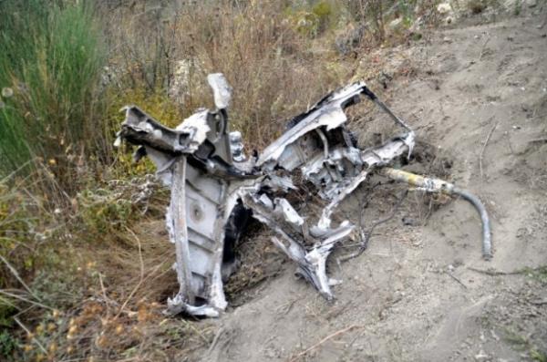 Hatay'n Yaylada ilesine bal Topraktutan kynn karsnda Suriye tarafnda den helikopterin dalk ve ormanlk alandaki enkazna ulald.