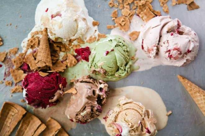 PEK DONDURMA NASIL SELR? DKKAT EDLMES GEREKENLER    Havalarn snmasyla hem ocuklar hem de bykler iin serinletici ve doru seildiinde besleyici bir tatl seenekleri arasnda yer alan dondurma birok seenekle karmza kyor.