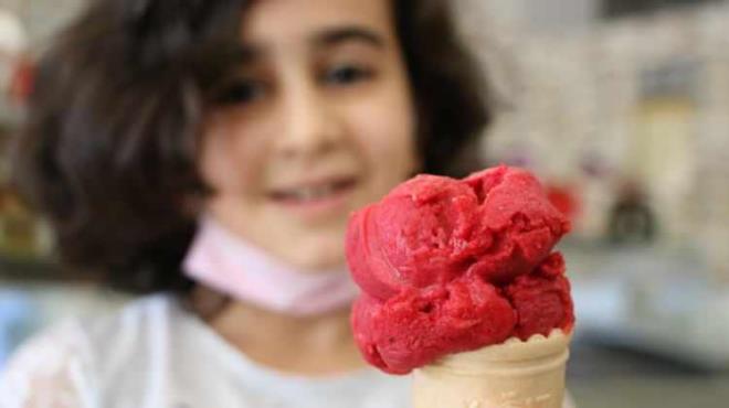 "EVNZDEKLER HEMEN PE ATIN" ARISI    Hatta ABD Hastalk Kontrol ve nleme Merkezi (CDC) tketicilere evlerinde bulunan ve 10 eyalete yaylarak salgna neden olan dondurma markasn atmalarn syleyerek, dondurmayla temas etmi mutfak rnlerinin iyice temizlenmesi gerektiini bildirmiti.