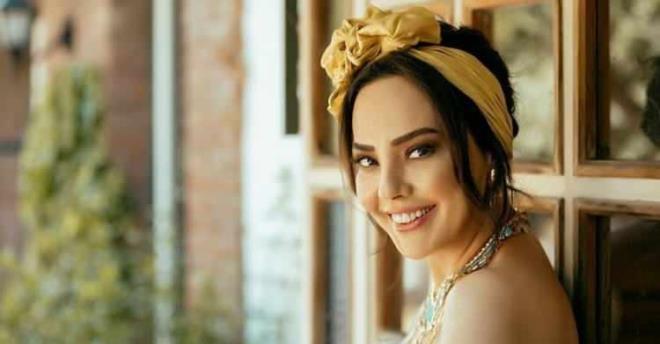 Ebru Gnde, getiimiz gnlerde babas Remzi Gnde?in ayn zamanda ev olarak da kulland ve sahibi ld iin miraslar tarafndan sata karlan dkkann satn almt.