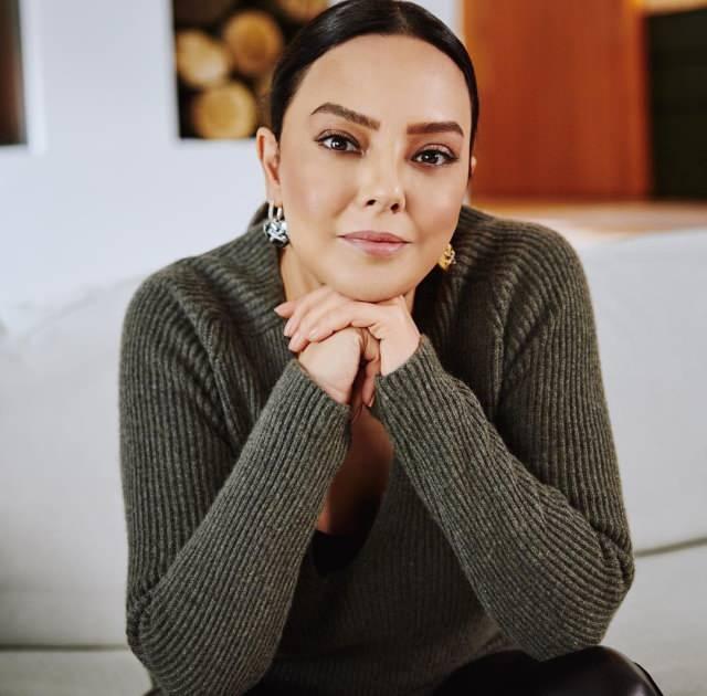 Aslhan Gnde, sosyal medya hesabndan ablasna ?Konser sperdi, sen de yle. Gzgze geldik beni grdn, hayrls byleymi. Ben buralardaym. Seni Seviyorum? yazd.