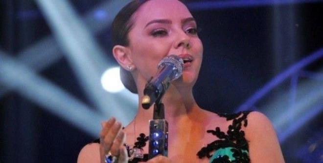 Ebru Gnde?in kardei Aslhan?la hi grmedii renilirken, Aslhan Gnde?in 2 yl nce Ebru Gnde?in konserine gittii att u Tweet? le ortaya kt.