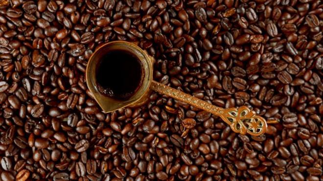 Bol kpkl Trk kahvesi tarifinde baz noktalara dikkat edilmesi gerekiyor. Nitekim hazrlanacak Trk kahvesinin ince ekilmi olmasna zen gsterilmesi gerekiyor. Bu sayede bol kpkl bir Trk kahvesi hazrlamak mmkn olabiliyor. nk hem ince ekilmi olan hem de taze olan kahve, daha fazla kpk oluturabilir.