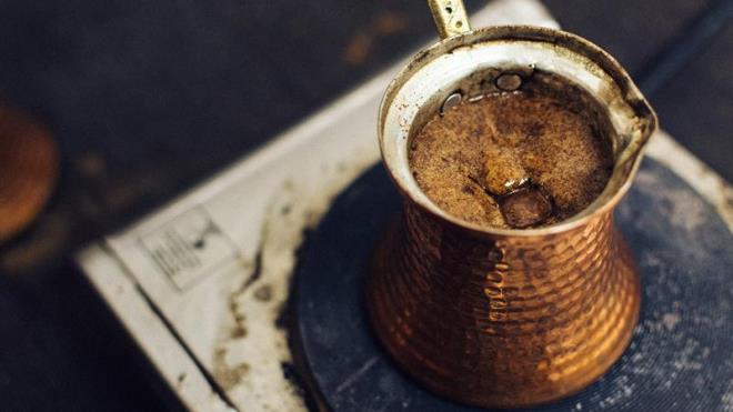 Trk kahvesinin hem kpkl olmas hem de lezzetli olmas iin pek ok insan tarif arayna girebiliyor. Nitekim bol kpkl Trk kahvesi, lezzetli de olduunda adeta damaklardan silinmeyecek bir tad da oluturabiliyor. Ayrca bol kpkl Trk kahvesi tarifinin srr da adeta zld.