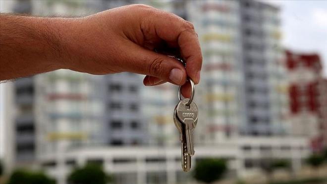 Emlak Konut ve Trk Hava Yollar'nn stanbul Havaliman yaknnda ilk evini alacaklar iin balatt "Yeniehir Evleri Arnavutky" projesinde kura etab bekleniyor. Bavurularn 2 Haziran'da sona ermesiyle beraber, ev sahibi olmak isteyenler THY Emlak Konut kura ekimi tarihini renmek istiyor. te, Emlak Konut kura ekiminde son gelimeler...