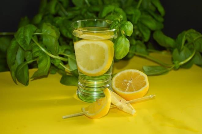 Limonlar kesin ve suyunu elde etmek iin skn.    Maydanozu ykayp blenderdan geirin. Sonra bir buuk su barda su dkn ve kartrn.<p>    Srahideki suya limon suyu ve maydanoz karmn ekleyin.  <p>  eker, bal veya tercih ettiiniz baka bir tatlandrc ile tatlandrn.    Tm malzemeleri entegre edin.<br>    Buzla servis edip limon dilimleri ve maydanoz yapraklaryla ssleyebilirsiniz.