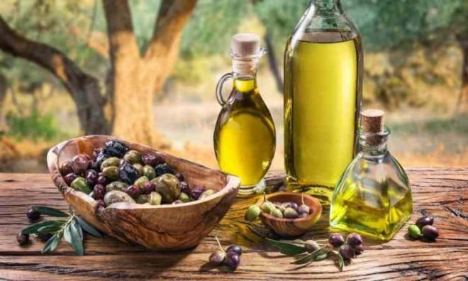 ZEYTNYAI    Barsak bakterileri ve mikroplar, ya asitleri ve polifenollerden oluan bir diyet gibi. Bunlar zeytinyanda bulunur. Aratrmalar, barsak iltihabn azaltmaya yardmc olduunu gstermitir. Salata sosu iin kullann veya pimi sebzelerin zerine gezdirin. Baz aratrmalar zeytinyann hazmszlk problemlerini hafifletmede faydal olduunu ve ayrca sindirim enzimleri retme ihtiyacn azaltarak pankreasnza fayda salayabileceini bulmutur.