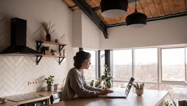 Birlemi Milletler niversitesi ile beraber Uluslararas Telekomnikasyon Birlii tarafndan yaymlanan rapor ile Trkiye'de 623 ton e-atk olduu belirtildi. Yaymlanan raporda sadece telefonlarn iinde bulunan materyallerin toplam deerinin 55 milyar euro olduu belirtildi.