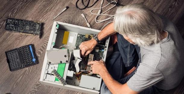 Cep telefonlarnn elektrik aksamlar ierisinde iletkenlii arttrmak iin altn ve paladyum kullanld belirtilirken telefon iindeki ana kart, 14 ve 22 ayar altn, deerli paladyum ve ie yarayan dier paralar sayesinde her bir telefon aslnda pe atldnda kk bir servette pe gitmi oluyor.