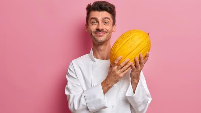 Kavunun dna bakmak, lezzetli olup olmadn anlamaya yardmc olabilir. Sz konusu meyvenin d ok sert ya da yumuak olursa lezzetli olmayabilir. Nitekim seilen meyvenin biraz yumuak olmas, tadnn tatl olmas iin yeterli olabiliyor. Ancak kabuu sert ise olgunlamam da olabilir.