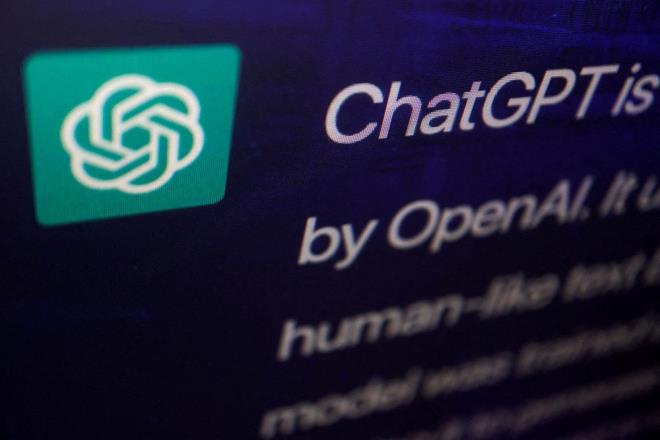 Dnya apndaki irketler, kullanclarla sohbet etmek ve saysz soruyu yantlamak iin retken yapay zeka kullanan bir chatbot program olan ChatGPT'den en iyi ekilde nasl yararlanacaklarn dnyor. Ancak gvenlik firmalar ve baz irketler, ChatGPT?nin kullanmnn fikri mlkiyet ve strateji szntlarna yol aabileceine dair endielerini dile getirdi.
