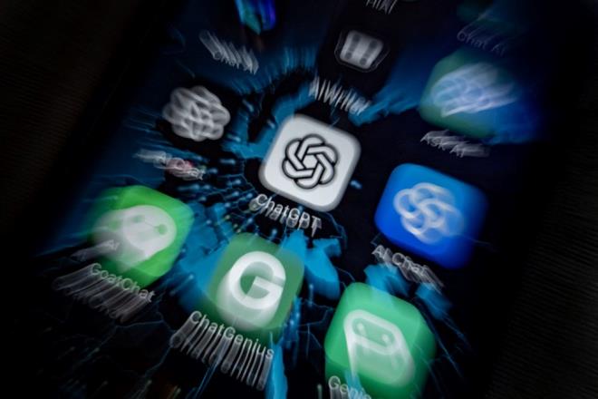 YAPAY ZEKA PROGRAMI RETEN RKETLER NE DED?    Dier taraftan OpenAI, alanlarn ChatGPT'yi kullanmasnn sonular sorulduunda yorum yapmay reddetti, ancak kurumsal ortaklara, ak izin vermedikleri srece verilerinin sohbet botunu daha fazla eitmek iin kullanlmayacana dair gvence veren yakn tarihli bir irket blog yazsnn altn izdi.    nsanlar Google'n Bard'n kullandklarnda metin, konum ve dier kullanm bilgileri gibi veriler toplanyor. irket, kullanclarn hesaplarndaki gemi etkinlikleri silmelerine ve yapay zekaya beslenen ieriin kaldrlmasn talep etmelerine olanak tanyor. Alphabet'in sahibi olduu, Google, daha fazla ayrnt istendiinde yorum yapmay reddetti. Microsoft ise yorum talebine yant vermedi.