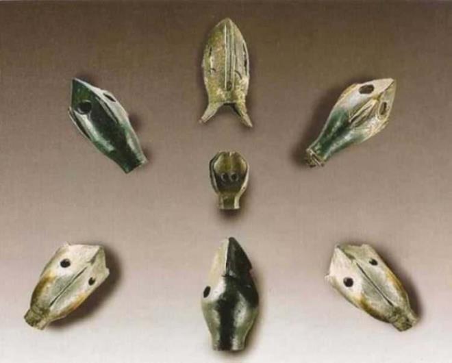 ISLIK ALAN OK UCU    Tarihiler tarafndan Byk Hun imparatoru Mete han tarafndan icat edildii dnlen slk alan ok, ok ularnn ok'a taklmalaryla birlikte meydana gelmitir, avu oku ya da vzldayan ok adlaryla da anlan bu ok ldrme amal deildir. Bu ok atldnda slk benzeri ses kartt iin bu ad almtr. Bu ok kard ses sayesinde dman moralini bozmaya ve birliklerin kendi yerlerini iaret vermek iin kullanlmtr. Grseldeki Hunlar'a ait slk alan oklar Ordos mzesinde sergileniyor.