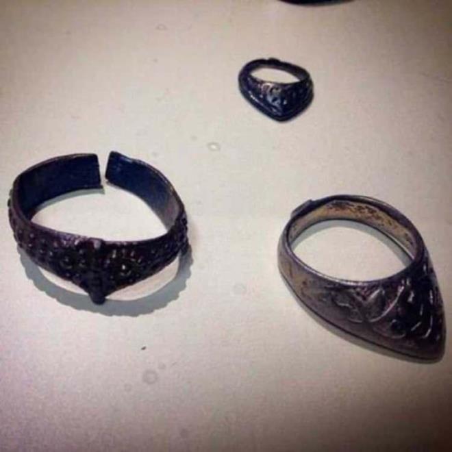 ZHGR- OKU YZ    Zihgir, ok atarken oku eki srasnda ba parman ypranmasn engellemek amacyla kullanlan sava aletidir. Grselde Seluklu Dnemi trk yapm zihgirler gsteriliyor.