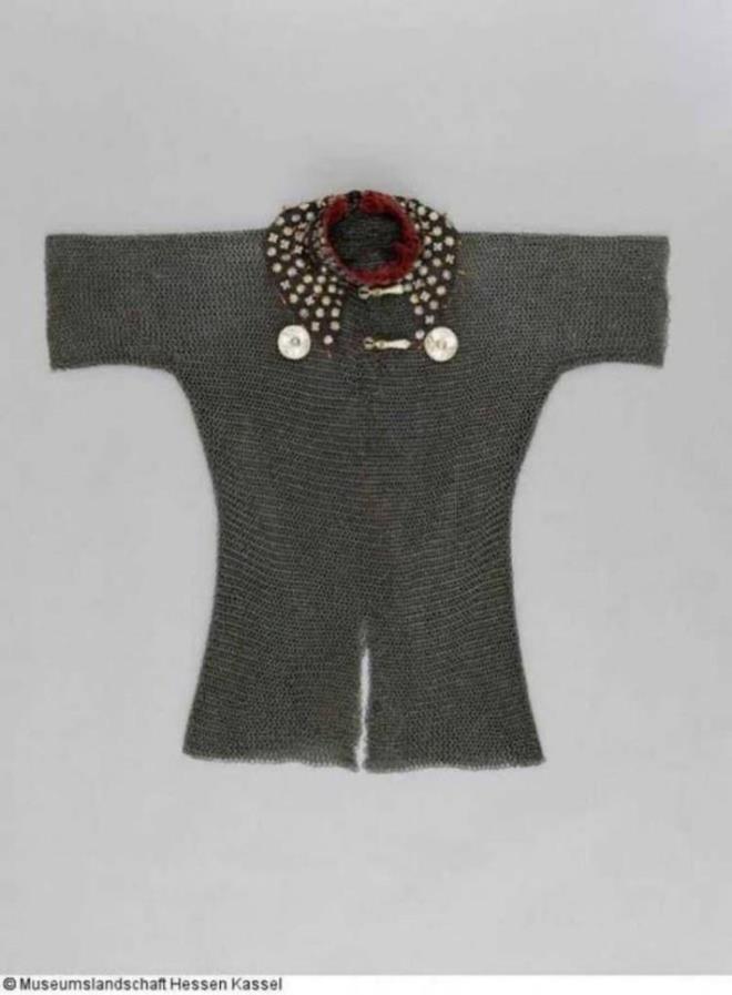 RME ZIRH    Sava alanlarnda oklardan korunmak iin zincirlerin birbirine eklenmesi seklinde oluturulmutur.