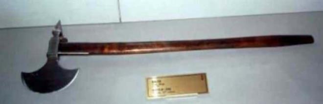 SAVA BALTASI    Grselde 1800'l Yllara ait sava baltas gsterilmitir. Gnmzde Topkap Saray Mzesi Silah Koleksiyonu'nda sergileniyor.